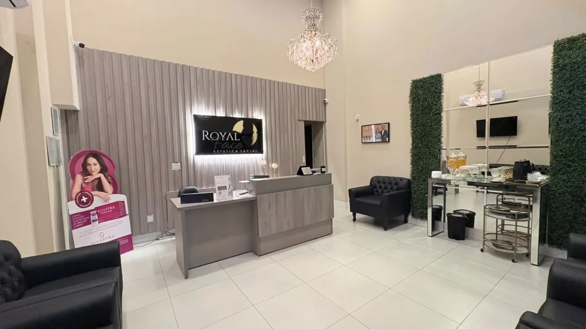 Recepção da clínica Royal Face em Vitória da Conquista, com lustre de cristal e balcão de atendimento